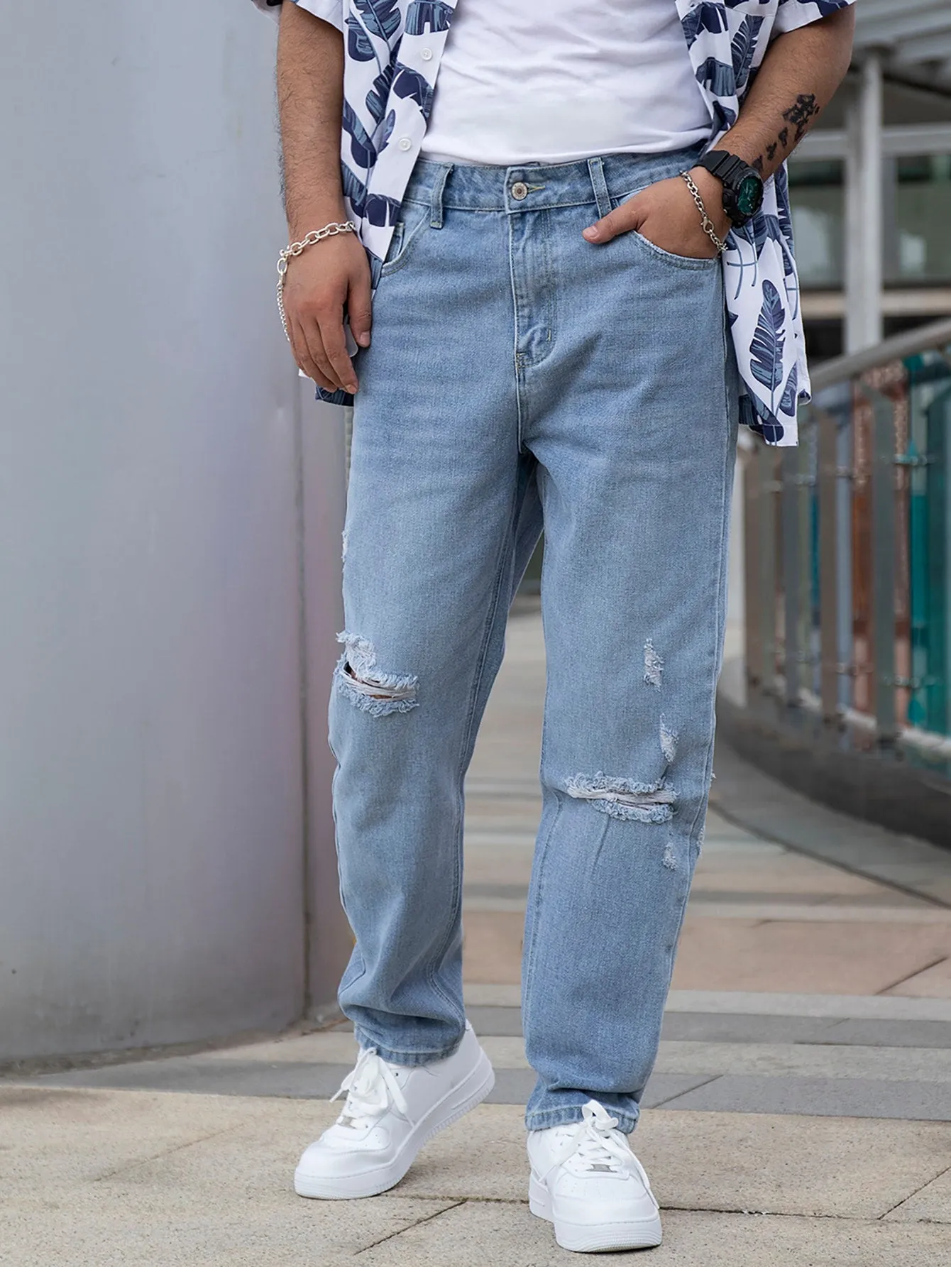 Men Ripped Slant Pocket Light Wash Jeans