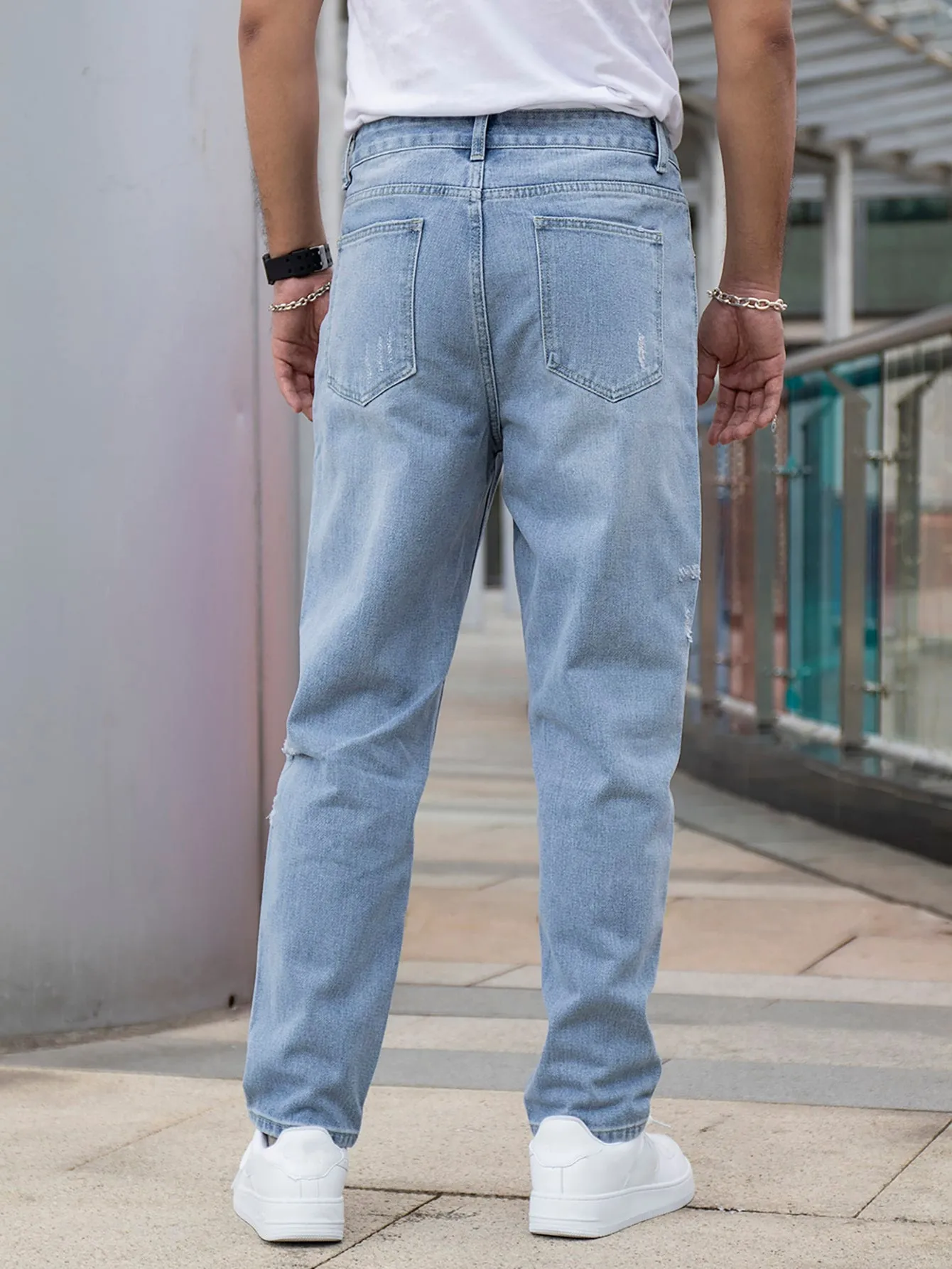 Men Ripped Slant Pocket Light Wash Jeans